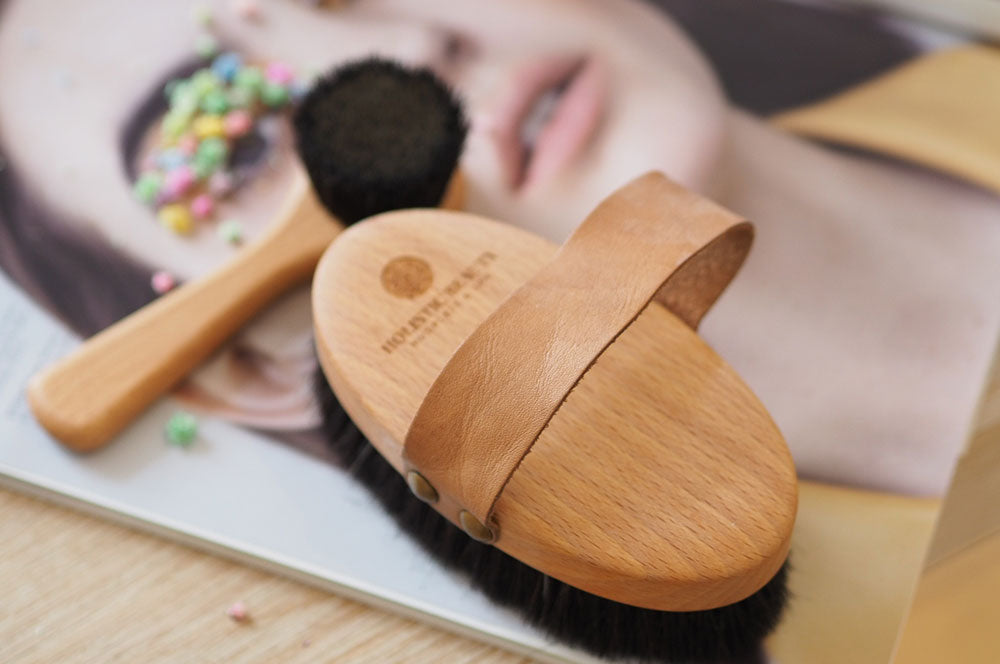 Få synligt glattere og mere spændstig hud med tørbørstning